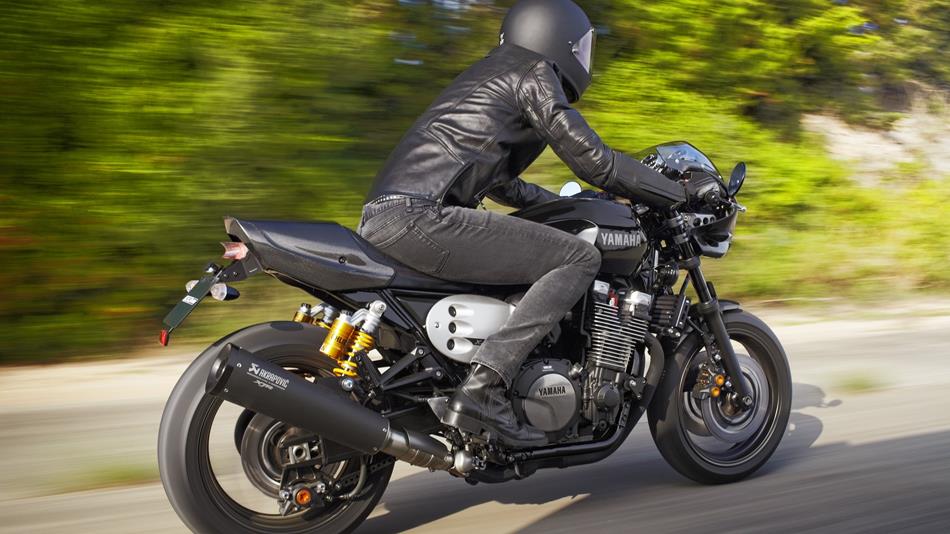 2015-Yamaha-XJR1300-Racer-EU-Midnight-Black-Action-004.jpg