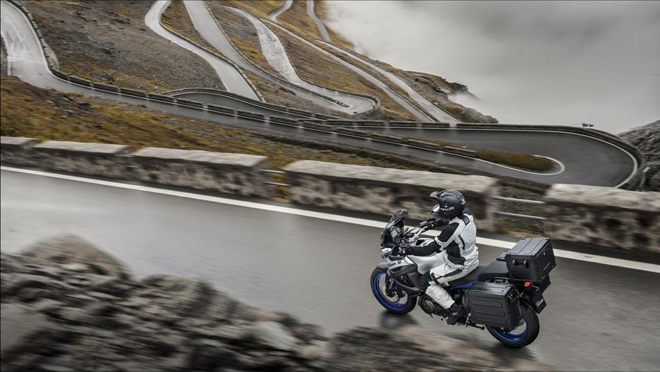2015-Yamaha-XT1200ZE-Super-Tenere-EU-Race-Blu-Action-002.jpg