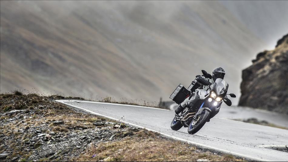 2015-Yamaha-XT1200ZE-Super-Tenere-EU-Race-Blu-Action-004.jpg