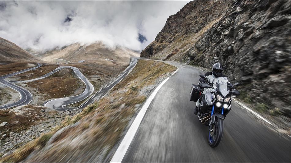 2015-Yamaha-XT1200ZE-Super-Tenere-EU-Race-Blu-Action-005.jpg