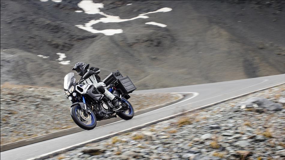 2015-Yamaha-XT1200ZE-Super-Tenere-EU-Race-Blu-Action-006.jpg