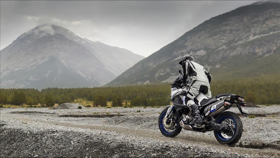 2015-Yamaha-Super-Tenere-World-Crosser-EU-Race-Blu-Action-001.jpg