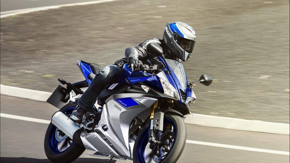 2015-Yamaha-YZF-R125-EU-Race-Blu-Action-003