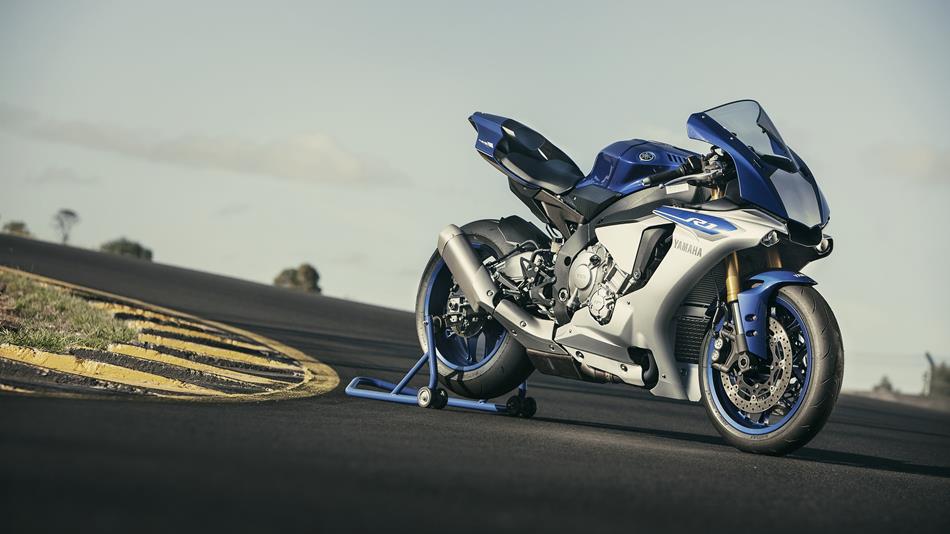 2015-Yamaha-YZF-R1-EU-Race-Blu-Static-00