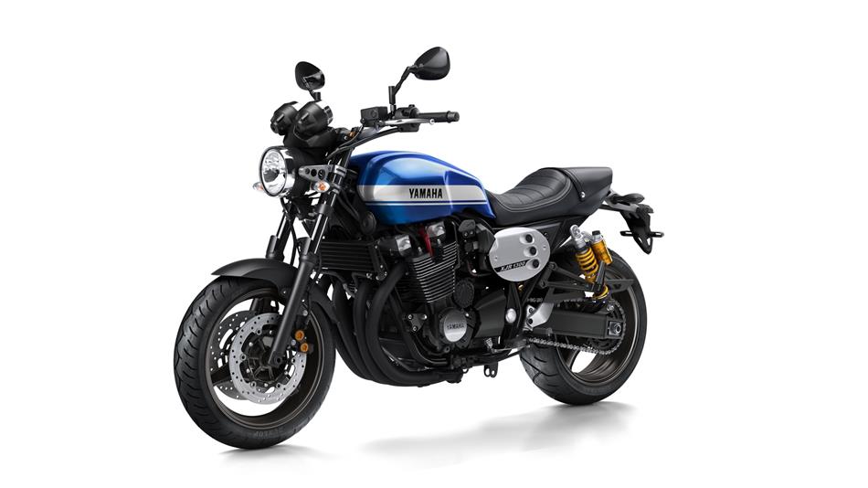 Se siguen haciendo motos guapas 2015-Yamaha-XJR1300-EU-Power-Blue-Studio-007
