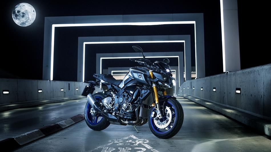 2017-Yamaha-MT10DX-EU-Silver-Blu-Carbon-Static-001.jpg